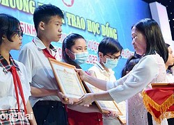 Gần 250 học sinh, sinh viên khuyết tật được trao học bổng