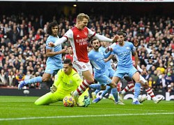 Hoãn đụng độ với Man City, Arsenal 'gặp họa'