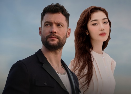 Hoàng Duyên đứng trên khấu Thái Lan cùng Calum Scott