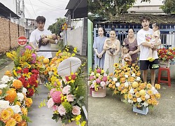 Lê Dương Bảo Lâm bế con trai đi tặng hoa cho từng phụ nữ trong nhà