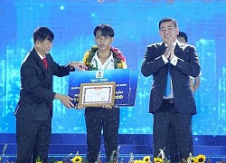 Một thủ khoa đại học nhận thưởng xe máy ngay tại Lễ khai giảng