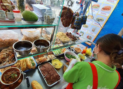 Nhỏ mê bánh mì Nha Trang, 10 năm ăn bánh mì Sài Gòn: Còn bạn, thích ăn loại nào?