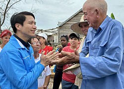 Thanh niên Việt Nam thăm và tặng quà địa phương bị ảnh hưởng bão ở Cuba