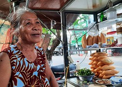 Xe bánh mì lâu đời nhất Hội An: Khách Việt mê mẩn, khách Tây vẽ giúp cả 'áo mới'