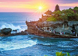 Cảnh hoàng hôn tuyệt đẹp ở đền Tanah Lot trên đảo Bali, Indonesia