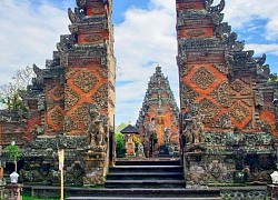 Cổng trời dẫn đến thiên đường ở đền Batuan trên đảo Bali