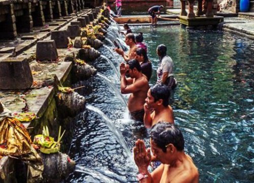 Độc đáo 12 dòng suối thiêng tại đền Tampak Siring