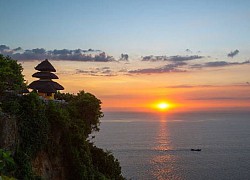 Độc đáo đền Uluwatu nằm chênh vênh giữa đất trời Bali