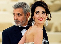 George Clooney quỳ gối 25 phút cầu hôn Amal