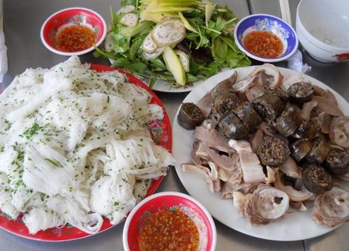 Ngất ngây vơi món bánh hỏi, lòng heo đất Phú Yên