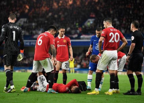 Varane bật khóc khi phải rời sân sớm