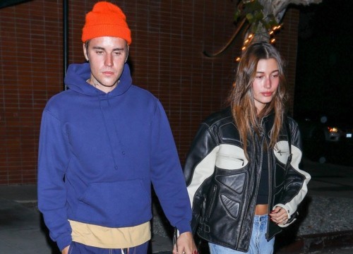 Justin Bieber - Hailey Baldwin lên đồ cá tính, nắm tay tình cảm đi ăn tối