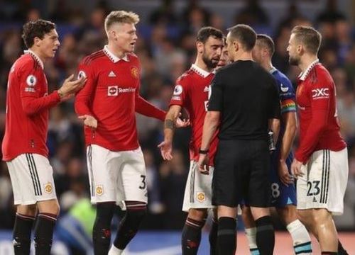 Man Utd tiếp tục bị FA trừng phạt