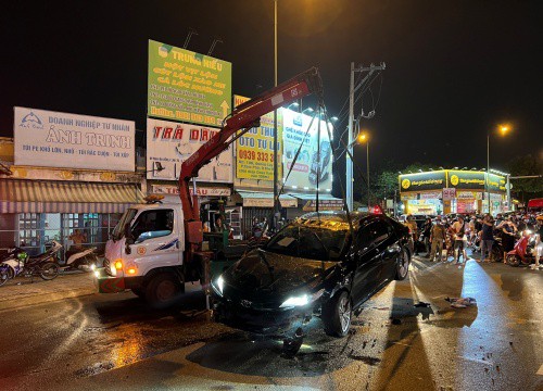 TP.HCM: Ô tô lật ngửa trên đường sau cú va chạm với xe máy