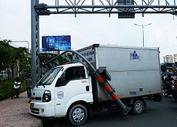 Xe tải nhẹ của công ty logistics tông sập khung thép chắn cầu Sài Gòn