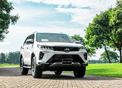 Toyota Fortuner 2022 bất ngờ trình làng: thêm tính năng an toàn, động cơ xăng