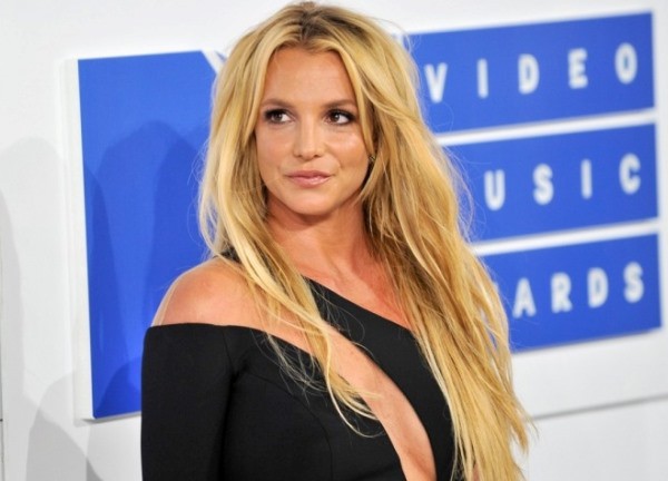 Britney Spears ngày càng mất kiểm soát, khán giả ái ngại