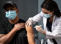 Các chuyên gia y tế Mỹ kêu gọi người dân tiêm mũi tăng cường vaccine COVID-19