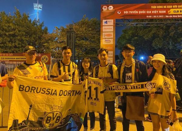 Fan Dortmund từ TP.HCM ra Hà Nội chờ gặp thần tượng