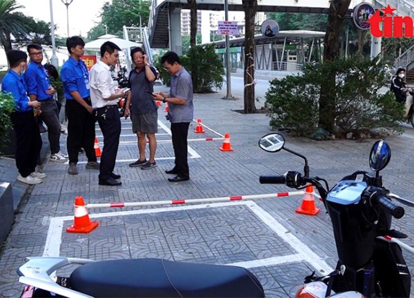 Hà Nội thí điểm xe điện miễn phí kết nối trung tâm thương mại và buýt BRT