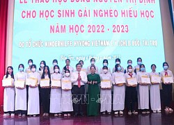 Bến Tre trao học bổng Nguyễn Thị Định cho 200 nữ sinh nghèo, vượt khó học giỏi