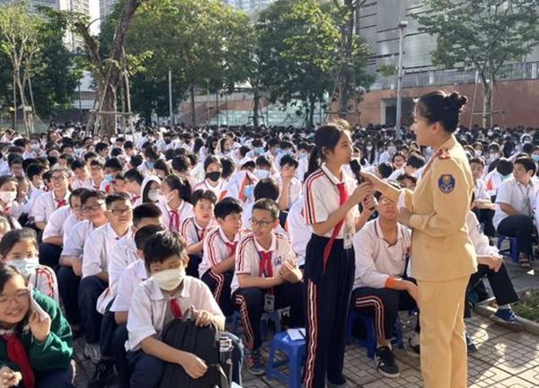 Học sinh THPT chuyên Hà Nội- Amsterdam và chuỗi hoạt động hưởng ứng Ngày pháp luật