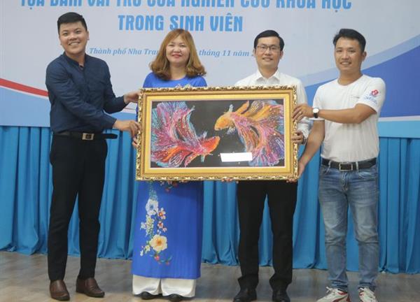 Hội trại sinh viên nghiên cứu khoa học Euréka và tọa đàm 'Vai trò của nghiên cứu khoa học trong sinh viên'