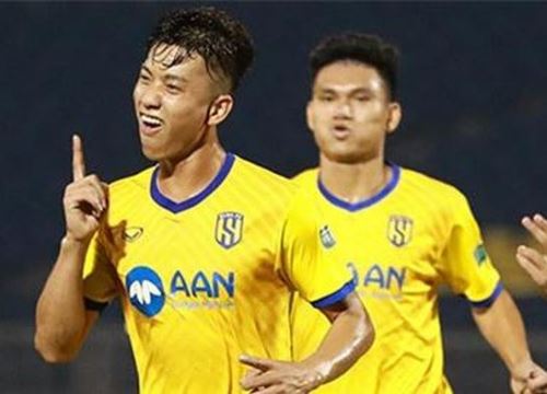 Văn Đức được khen ngợi sau cú đúp giúp SLNA trụ hạng V.League