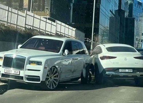 Xe Mercedes-Benz đâm rụng bánh Rolls-Royce