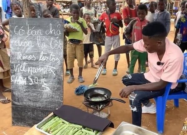 Anh chàng Angola làm chả lá lốt, người dân xếp hàng dài chờ mua