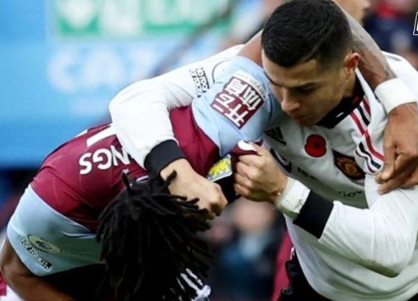 Ronaldo vật nhau với hậu vệ Aston Villa như trong WWE