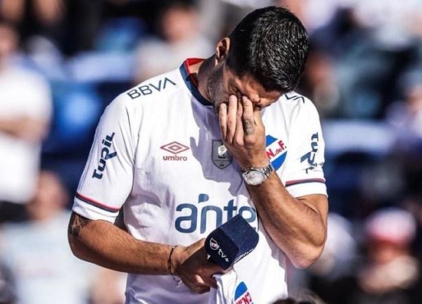 Suarez bật khóc khi chia tay đội bóng thời trẻ