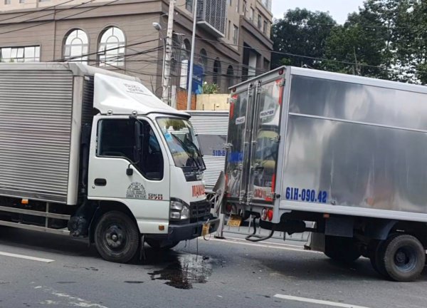 TP.HCM: 2 xe tải tông nhau, cày nát dải phân cách, tài xế phân bua đúng sai