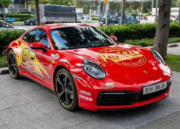 "Ếch lạ" Porsche 911 Carrera hơn 7 tỷ độ Lightning McQueen ở Sài Gòn