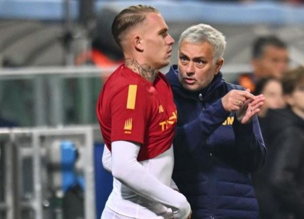 Mourinho: 'Một cầu thủ Roma đã phản bội tất cả'