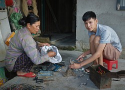 Nợ chồng nợ, mẹ vẫn gắng bán ve chai nuôi con ăn học