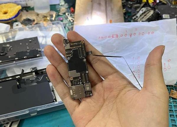 Thợ Việt độ khe SIM cho iPhone 14 Mỹ