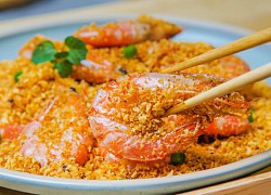 "Chảy nước miếng" với món tôm rang vụn bánh mì tỏi thơm nức mũi