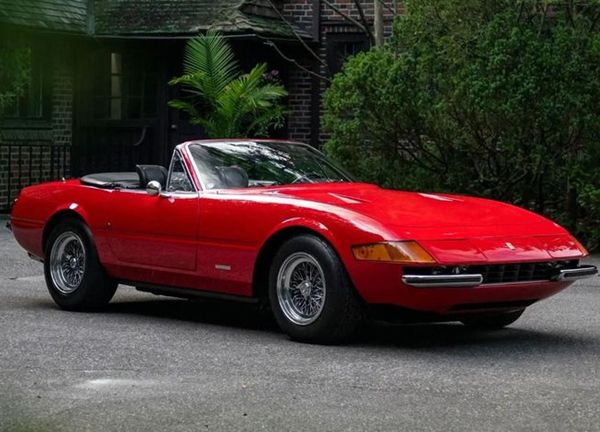 Chiếc Ferrari 365 GTS/4 Spider được bán lại giá 2,4 triệu USD