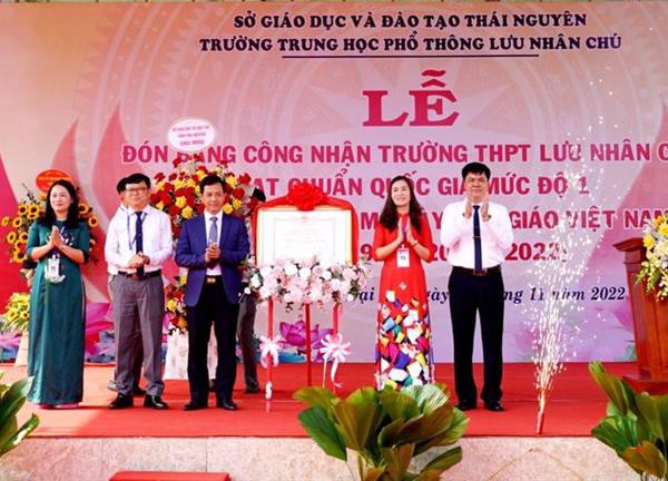 Đón Bằng công nhận trường đạt chuẩn Quốc gia