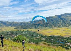 Ngắm hoa dã quỳ và bay dù lượn trên một trong 10 miệng núi lửa đẹp nhất thế giới