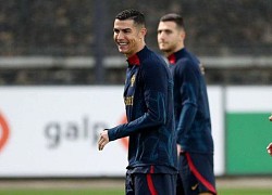 Ronaldo cười tươi trên sân tập sau khi công kích MU