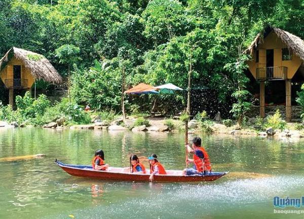 Thác Trắng: Điểm du lịch giữa đại ngàn