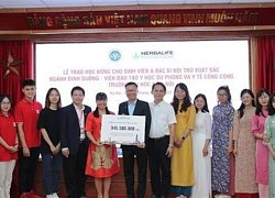 18 nữ sinh viên và bác sĩ nội trú xuất sắc ngành dinh dưỡng của trường Đại học Y Hà Nội nhận học bổng