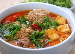 Bún sườn riêu cua thơm ngon nóng hổi, vừa ăn vừa thổi