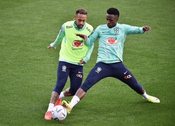 Đồng đội trầm trồ trước kỹ thuật của Neymar