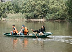 Du khách nước ngoài ngạc nhiên trước cảnh chèo thuyền bằng chân và bánh kẹo được bán trên sông ở Ninh Bình