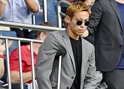 Keisuke Honda chống nạng tới xem ĐT Nhật Bản đá giao hữu trước World Cup 2022