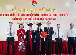 Lễ ghi danh sổ vàng 98 thủ khoa xuất sắc năm 2022