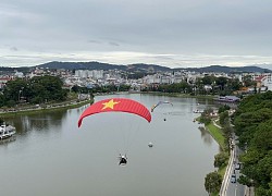 Ngắm Đà Lạt trên cao từ... dù lượn